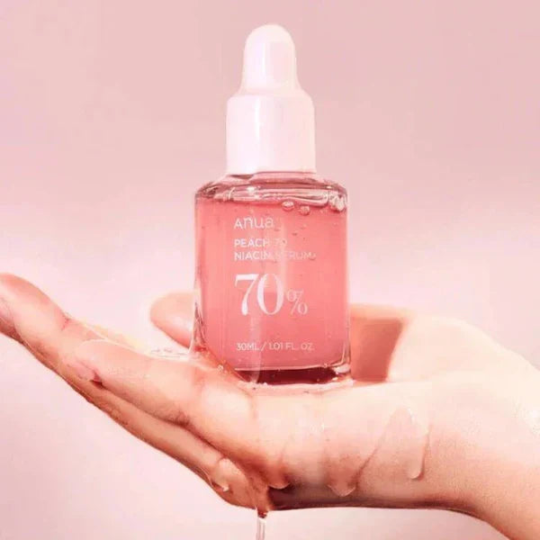 Texture rose du Sérum Éclat Anua Peach, une couleur naturelle donnée par la Vitamine B12.