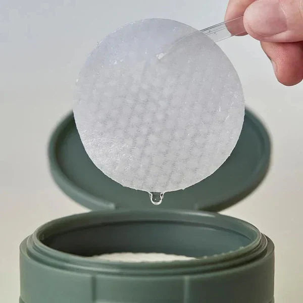 Gros plan sur la face texturée et légèrement gaufrée du pad, qui exfolie en douceur.